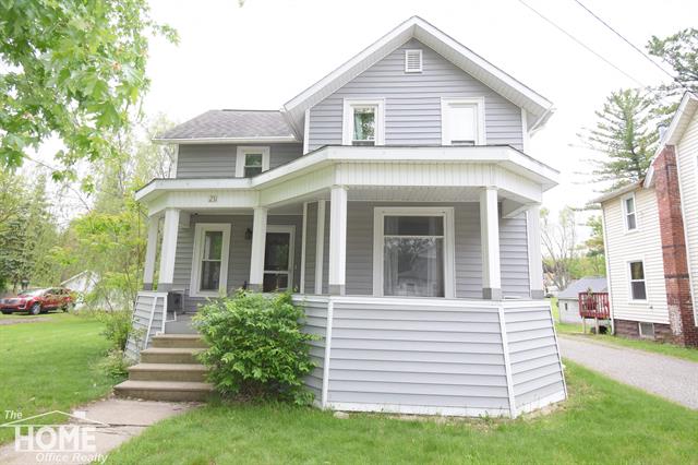 front view picture of 231 W Ridge Street, Owosso, MI. 48867