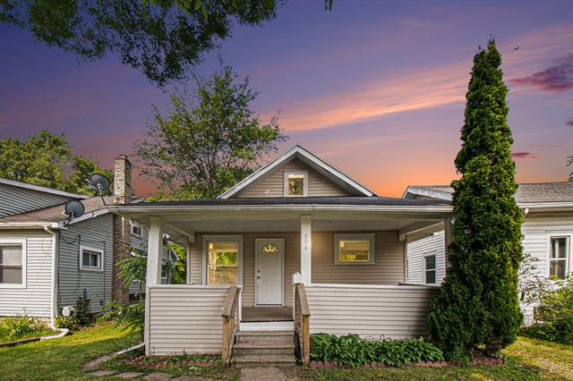 front view picture of 904 Riverview, Lansing, MI. 48915