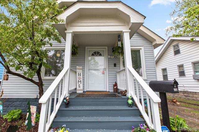 front view picture of 27360 Park Ct, Madison Heights, MI. 48071