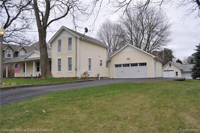 front view picture of 635 Brighton Lake Road, Brighton, MI. 48116
