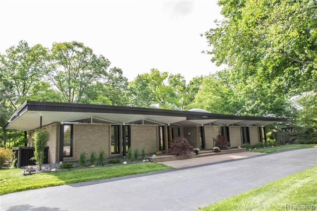 front view picture of 28401 River Crest Dr, Southfield, MI. 48034