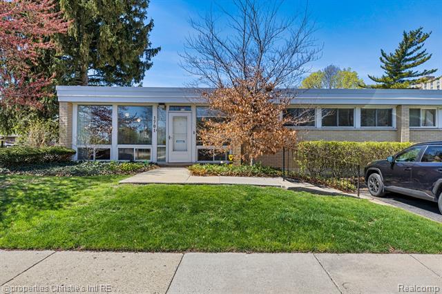 front view picture of 1701 Orleans Street, Detroit, MI. 48207