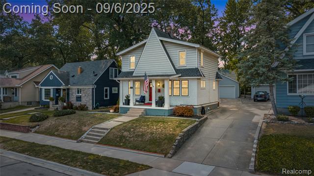 front view picture of 817 Fernwood Rd, Royal Oak, MI. 48067