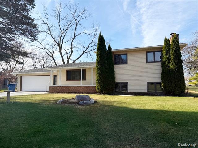 front view picture of 5106 Lakewood, Grand Blanc, MI. 48439