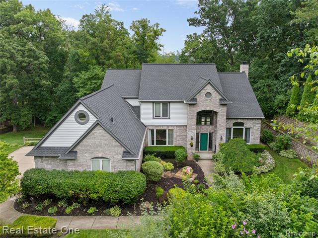 front view picture of 5471 Parkside Drive, Brighton, MI. 48114