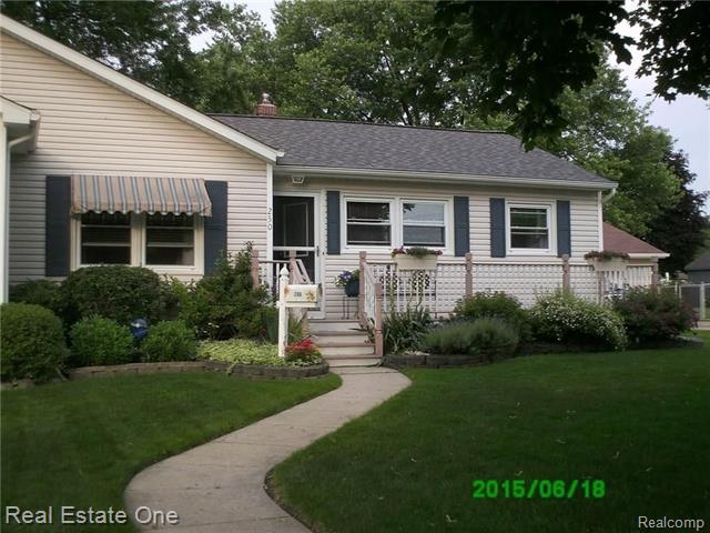 front view picture of 250 Ponchartrain Drive, Fenton, MI. 48430