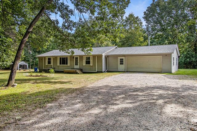 front view picture of 8118 Fair Oak Drive, Whitmore Lake, MI. 48189
