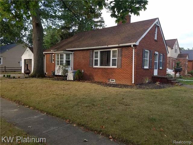 front view picture of 802 Edison Boulevard, Port Huron, MI. 48060