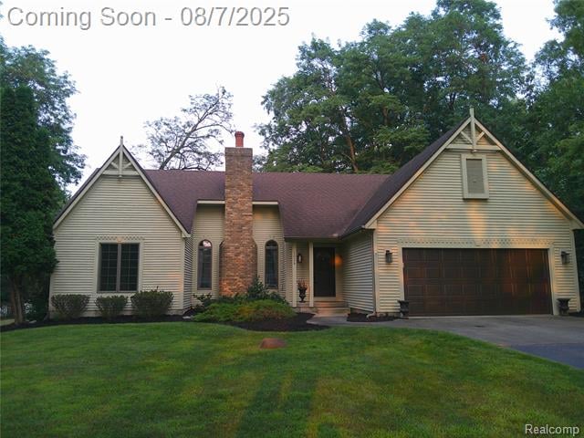 front view picture of 1039 S East Street, Fenton, MI. 48430