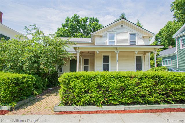 front view picture of 235 E Saint Clair St, Almont, MI. 48003