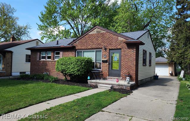 front view picture of 621 Symes Ave, Royal Oak, MI. 48067