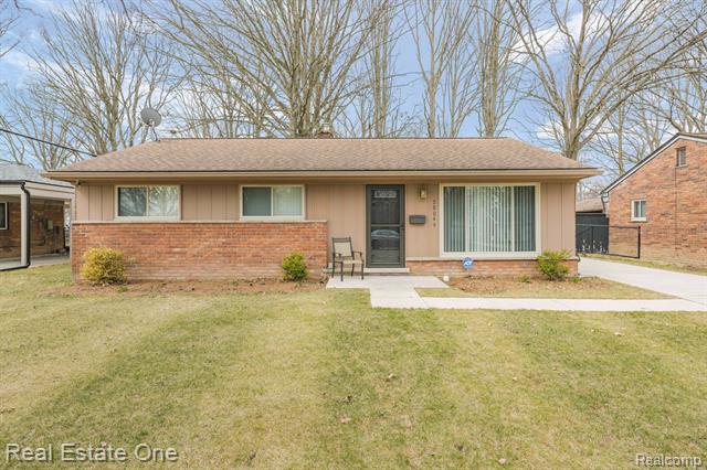 front view picture of 28049 Aberdeen St, Southfield, MI. 48076