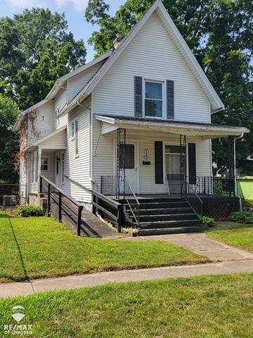 front view picture of 725 River St., Owosso, MI. 48867