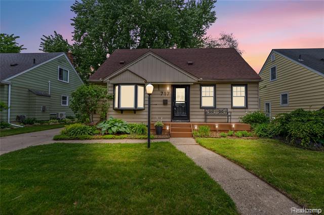 front view picture of 717 N Vermont Ave, Royal Oak, MI. 48067