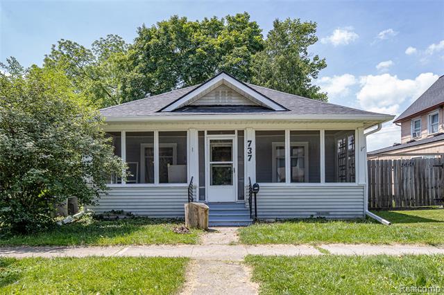 front view picture of 737 N Madison, Lapeer, MI. 48446