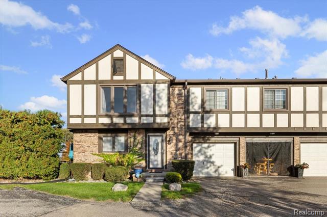 front view picture of 203 Lac Sainte Claire Dr, Saint Clair Shores, MI. 48082