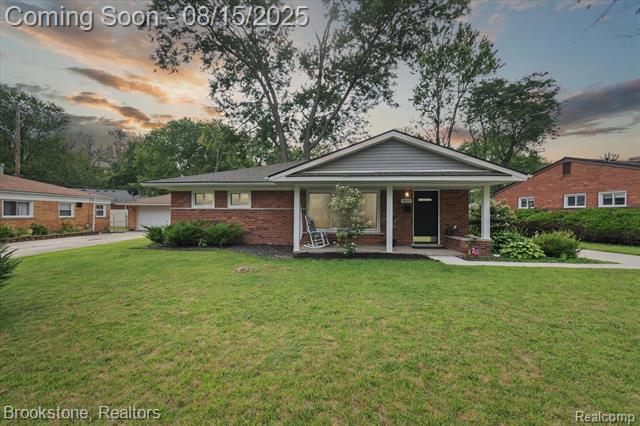 front view picture of 28249 Red Leaf Ln, Southfield, MI. 48076