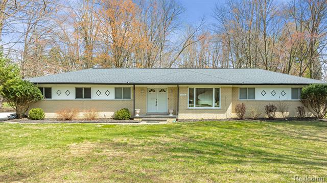 front view picture of 28380 Ranchwood Dr, Southfield, MI. 48076