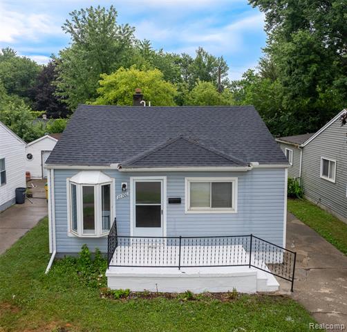 front view picture of 27700 Dartmouth St, Madison Heights, MI. 48071