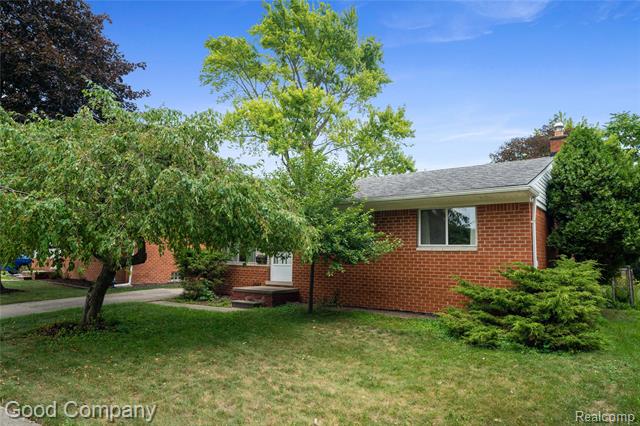 front view picture of 27736 Osmun St, Madison Heights, MI. 48071