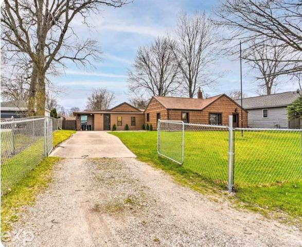 front view picture of 704 Bay Rd, Bay City, MI. 48706