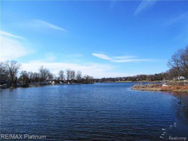 front view picture of 1451 Shoreline Drive, Hartland, MI. 48353