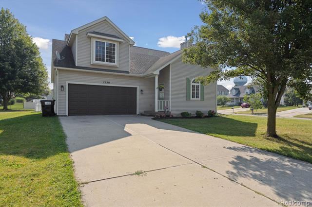 front view picture of 1230 Ashwood Lane, Howell, MI. 48843