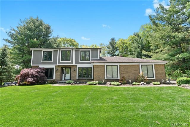 front view picture of 6588 White Pines Drive, Brighton, MI. 48116