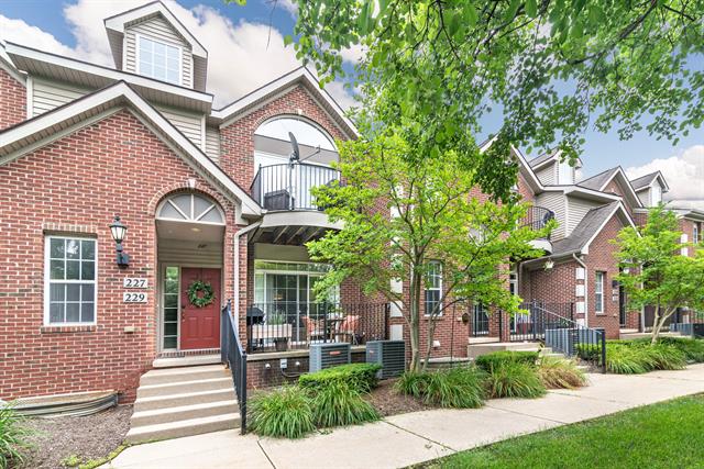 front view picture of 225 W Oakbrook Drive, Ann Arbor, MI. 48103