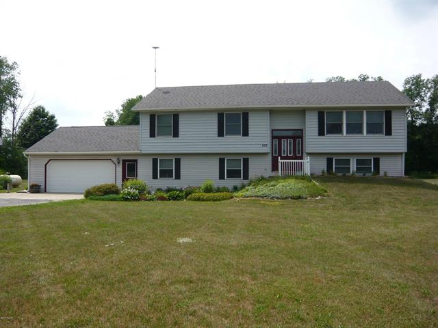 front view picture of 832 Clarendon Rd, Quincy, MI. 49082