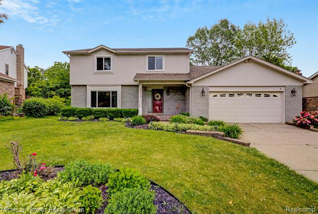 front view picture of 34516 Bunker Hill Dr, Farmington, MI. 48331