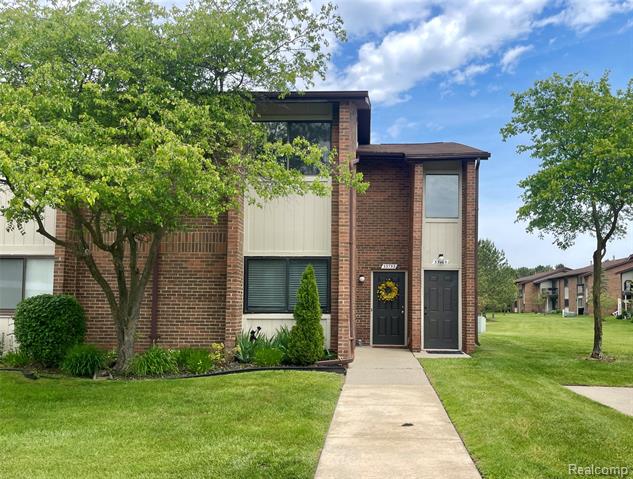 front view picture of 33765 Pondview Circle, Livonia, MI. 48152