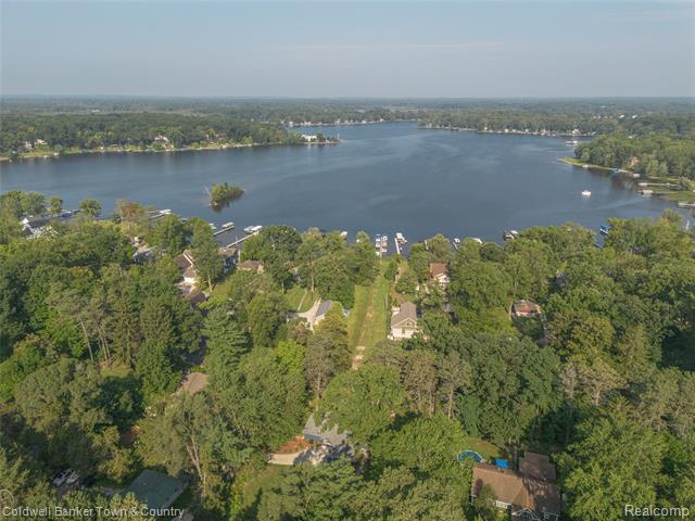 front view picture of 10624 Pine Bluff Avenue, Whitmore Lake, MI. 48189