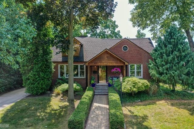 front view picture of 1027 Oakridge Ave, Royal Oak, MI. 48067
