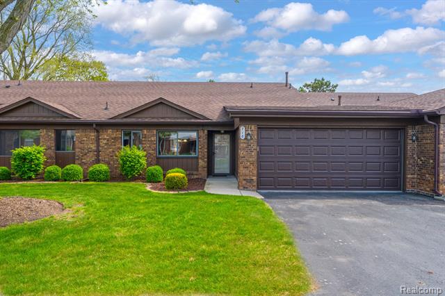front view picture of 718 Country Club, Saint Clair Shores, MI. 48082