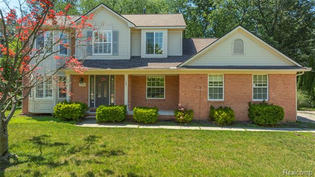 front view picture of 1844 Heron View, West Bloomfield, MI. 48324