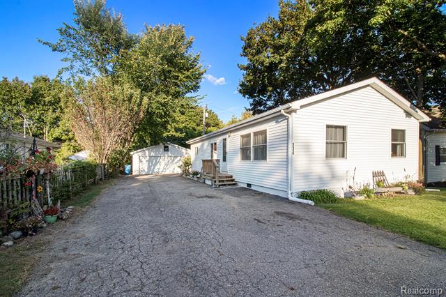 front view picture of 336 Raven Street, Lapeer, MI. 48446