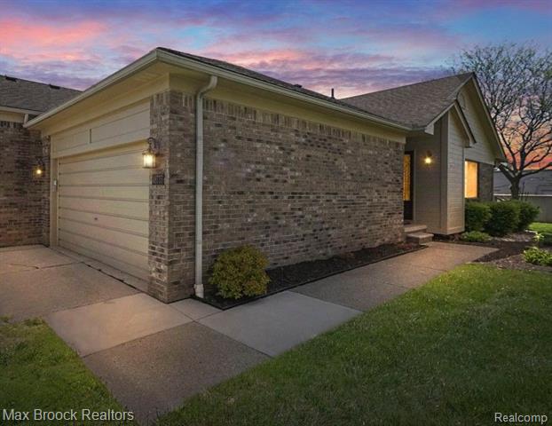front view picture of 48775 Windmillw  Circle, Macomb, MI. 48044