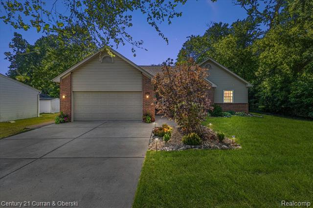 front view picture of 20929 Sunnydale Street, Farmington, MI. 48336