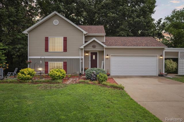 front view picture of 9481 Common Trail, Pinckney, MI. 48169