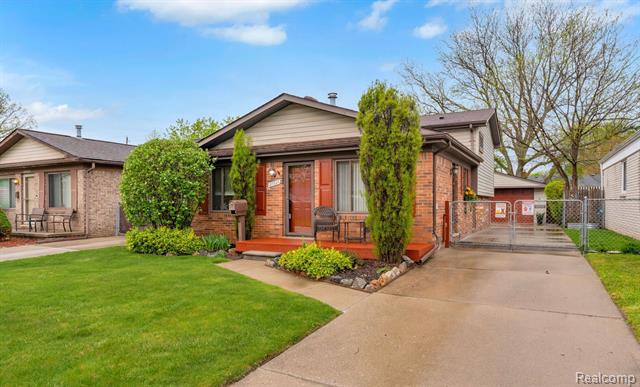 front view picture of 27827 Lorenz St, Madison Heights, MI. 48071