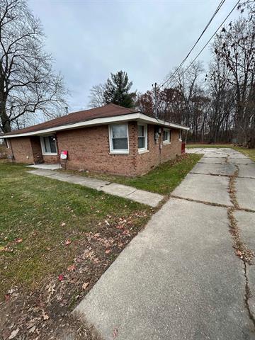 front view picture of 1165 S Elms Road, Flint, MI. 48532