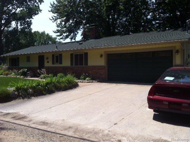 front view picture of 11920 Portage Lake Avenue, Pinckney, MI. 48169
