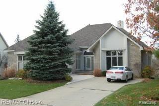 front view picture of 28044 Hickory Dr, Farmington, MI. 48331