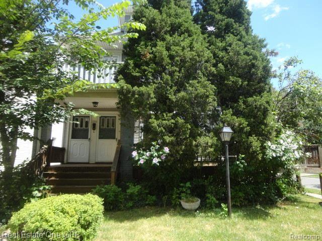 front view picture of 1302 Beaconsfield Avenue, Grosse Pointe, MI. 48230