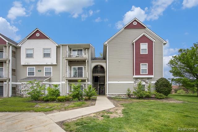 front view picture of 15240 Silver #310 Parkway, Fenton, MI. 48430