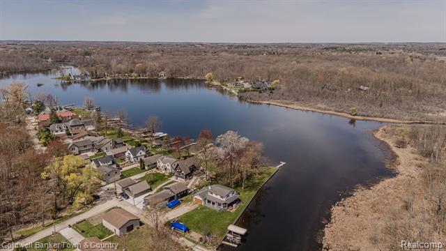 front view picture of 4405 Shoreview Lane, Whitmore Lake, MI. 48189
