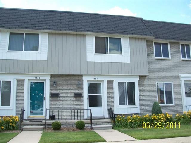 front view picture of 4334 15 Mile Road, Sterling Heights, MI. 48310