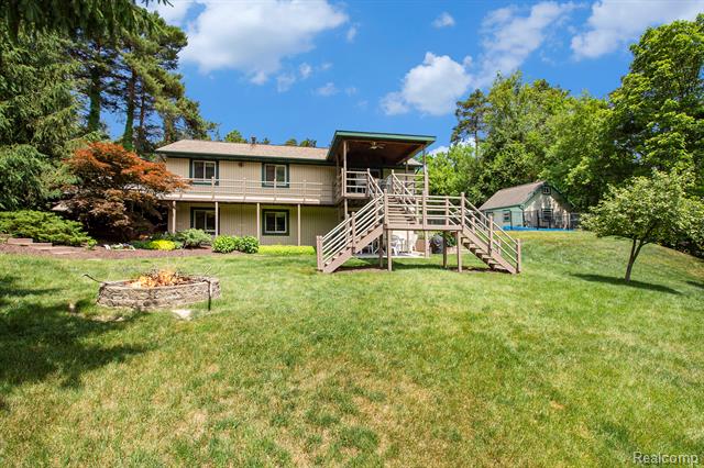 front view picture of 9084 Bennett Lake Road, Fenton, MI. 48430