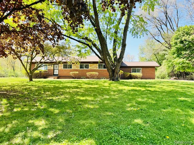 front view picture of 28625 Ranchwood Dr, Southfield, MI. 48076